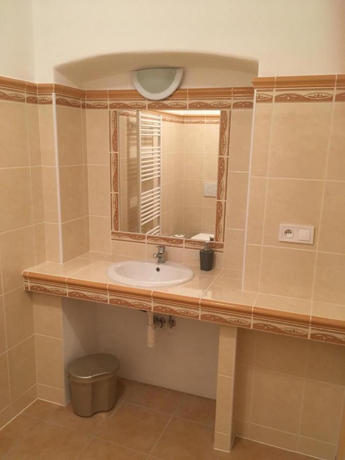 Statek Stranovice Apartment Malenice ภายนอก รูปภาพ